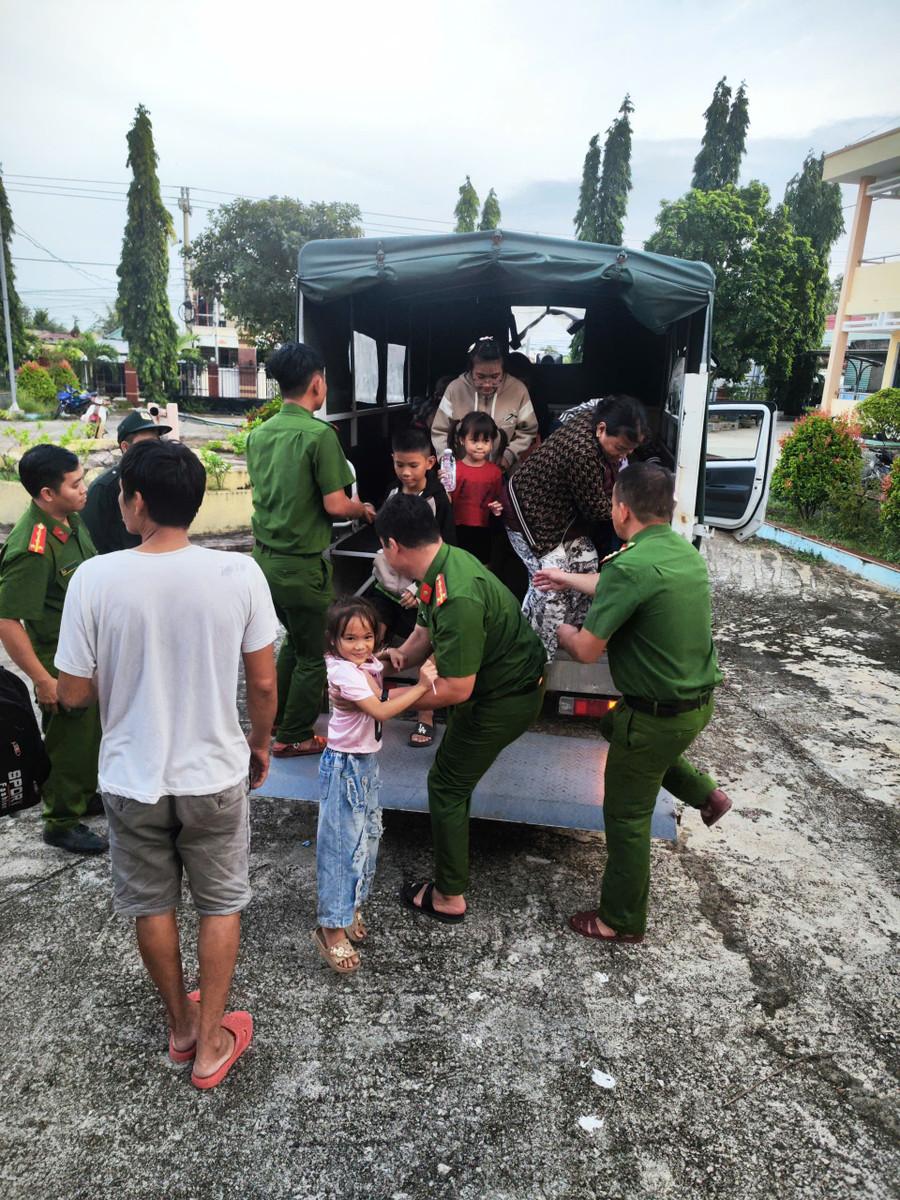 Lực lượng Công an sơ tán người dân xã Phù Mỹ Bắc đến nơi tránh trú an toàn. Ảnh: Văn Tòng phu-my-bac.jpg