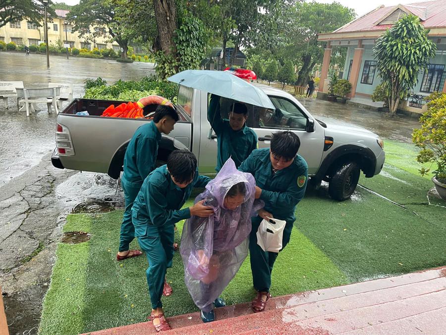 Lực lượng dân quân hỗ trợ đưa người dân đến nơi sơ tán an toàn. Ảnh: Phương Dung dung.jpg