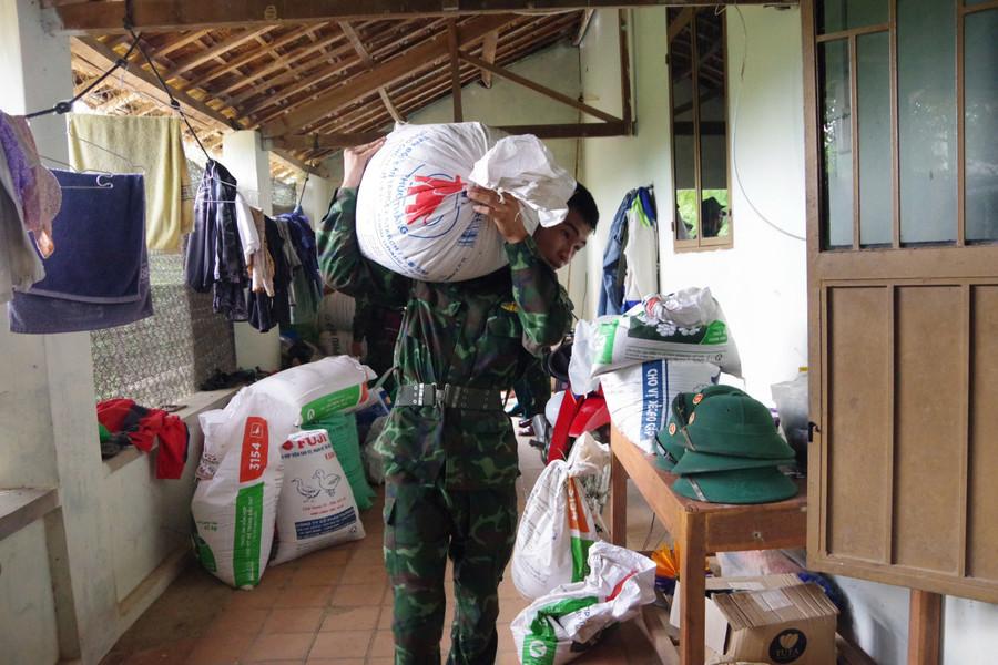 Hỗ trợ người dân xã Bình An di dời tài sản. Ảnh: Huyền Trang di-doi-tai-san.jpg
