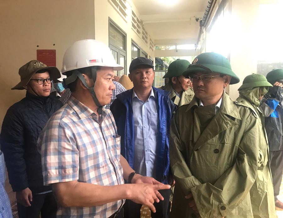 Phó Chủ tịch UBND tỉnh Nguyễn Tự Công Hoàng (hàng đầu bên phải) kiểm tra điểm tránh trú bão tập trung tại Điểm trường Tiểu học số 1 Hoài Hương (phường Hoài Nhơn Đông). Ảnh: Đoàn Bình z7195581725818-840da11032b5b6f5dcaaf6b795c03ed9.jpg