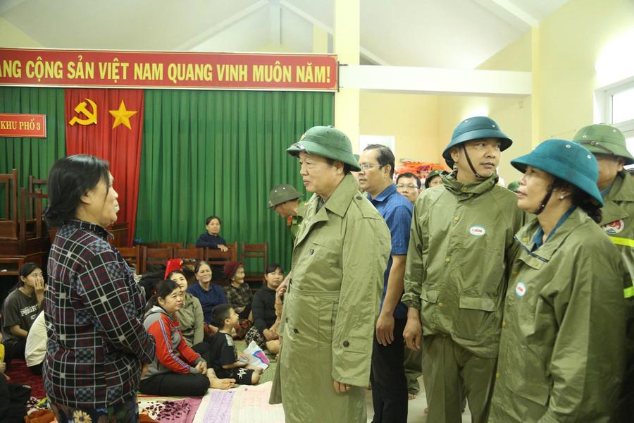 Phó Thủ tướng Chính phủ Trần Hồng Hà thăm hỏi tình hình người dân ở nơi sơ tán. Ảnh: H.P tran-hong-ha.jpg