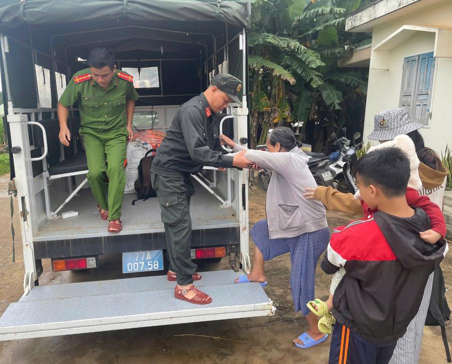 Lực lượng Công an hỗ trợ người dân phường Quy Nhơn Bắc đến nơi an toàn. Ảnh: Quý Hiền quy-nhon-bac.jpg