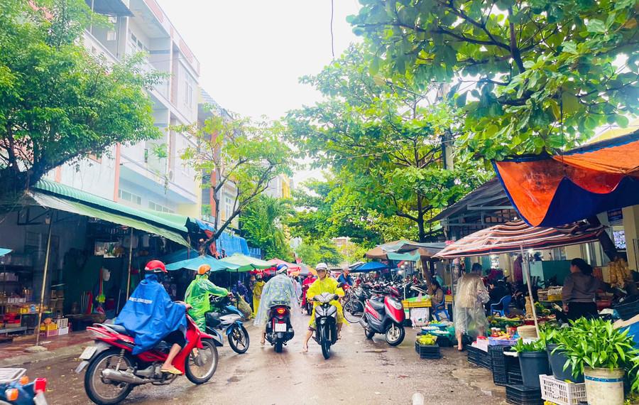 Người dân tranh thủ mua thêm thực phẩm trước giờ bão đổ bộ. Ảnh: Trần Dung cho.jpg