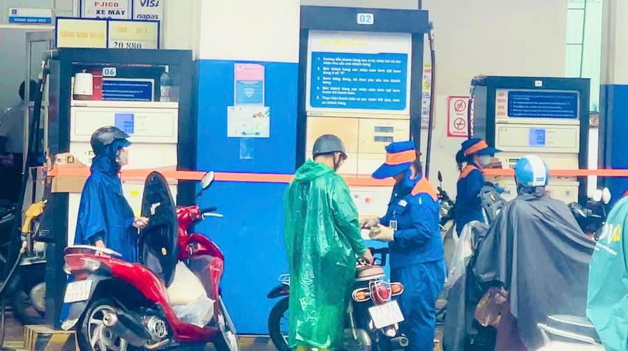 Người dân cũng tranh thủ đổ đầy bình xăng trước cơn bão. Ảnh: Trần Dung do-xang.jpg