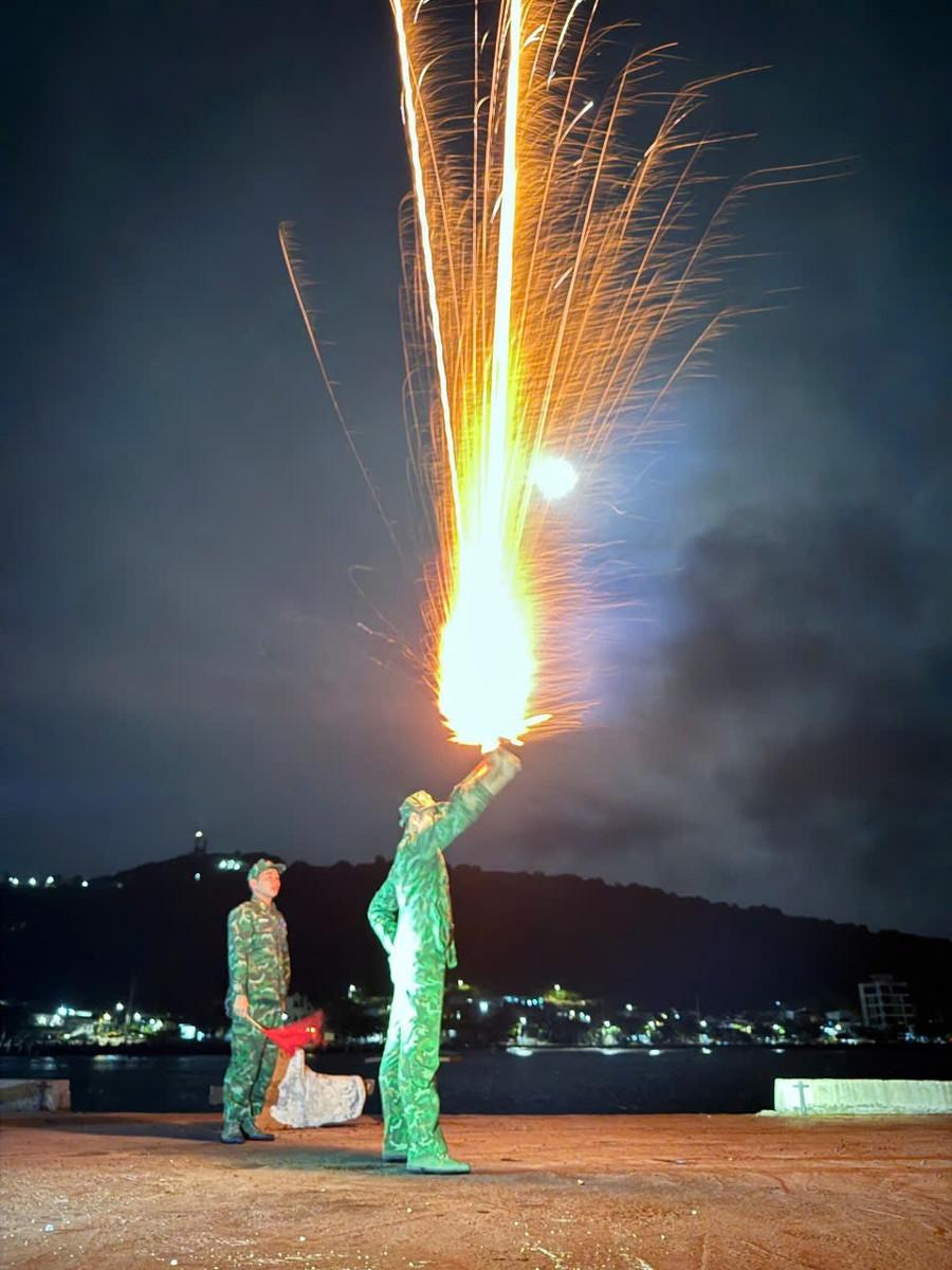 Các chiến sĩ Đồn biên phòng Nhơn Châu bắn pháo hiệu báo bão. Ảnh: Thành Long phao-hieu-1.jpg