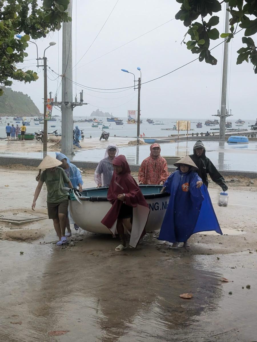 Người dân chủ động di dời thuyền thúng về nơi an toàn. Ảnh: Thành Long tau-be-6.jpg