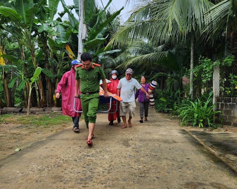 Công an phường Hoài Nhơn Tây đưa người già đến nơi tránh trú bão. Ảnh: Quý Hiền hoai-an.jpg
