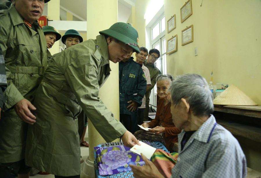 Phó Thủ tướng Chính phủ Trần Hồng Hà tặng quà hỗ trợ cho người dân ở nơi sơ tán. Ảnh: H.P tran-hong-ha-2.jpg