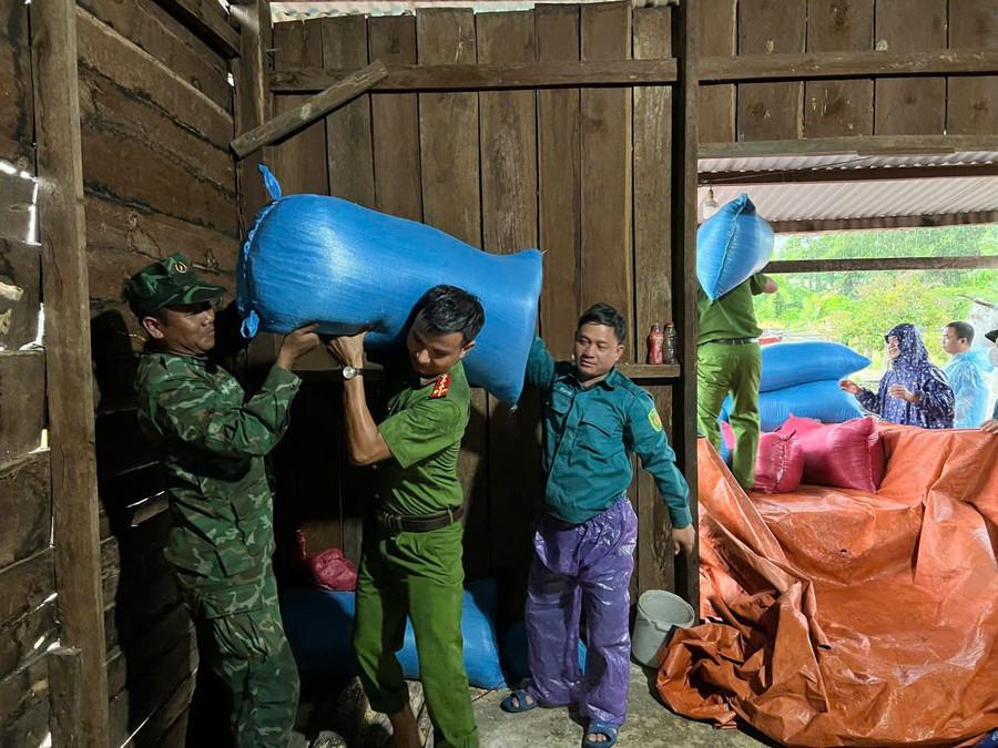 Ủy ban nhân dân xã Ia Mơ cử lực lượng hỗ trợ người dân kê cao đồ đạc và nông sản để tránh thiệt hại. Ảnh: ĐVCC uy-ban-nhan-dan-xa-ia-mo-cu-luc-luong-ho-tro-nguoi-dan-ke-cao-do-dac-va-nong-san-de-tranh-thiet-hai.jpg