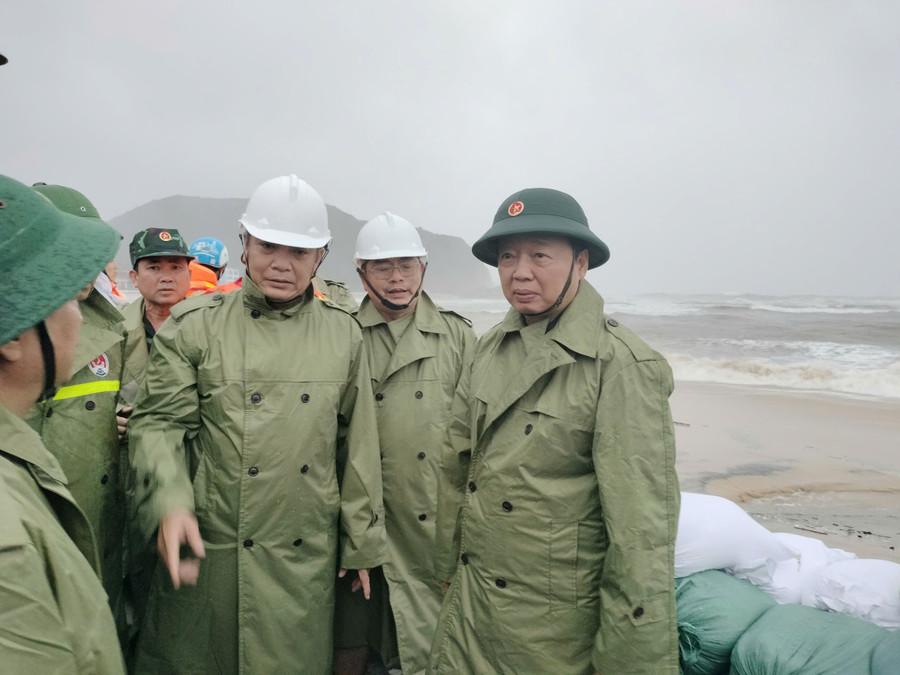 Phó Thủ tướng Trần Hồng Hà kiểm tra bờ biển khu vực xã Nhơn Hải cũ (nay là phường Quy Nhơn Đông). 1-pho-thu-tuong-kiem-tra-khu-vuc-bo-bien-o-khu-vuc-xa-nhon-hai-cu.jpg