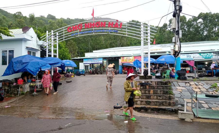 Sáng 6-11, người dân làng biển Nhơn Hải (phường Quy Nhơn Đông, tỉnh Gia Lai) tranh thủ đến chợ mua thêm lương thực, thực phẩm để dự trữ ứng phó bão số 13. Ảnh: Ngọc Nhuận nguoi-dan-lang-bien-nhon-hai-tranh-thu-den-cho-mua-them-luong-thuc-de-ung-pho-mua-baojpg.jpg