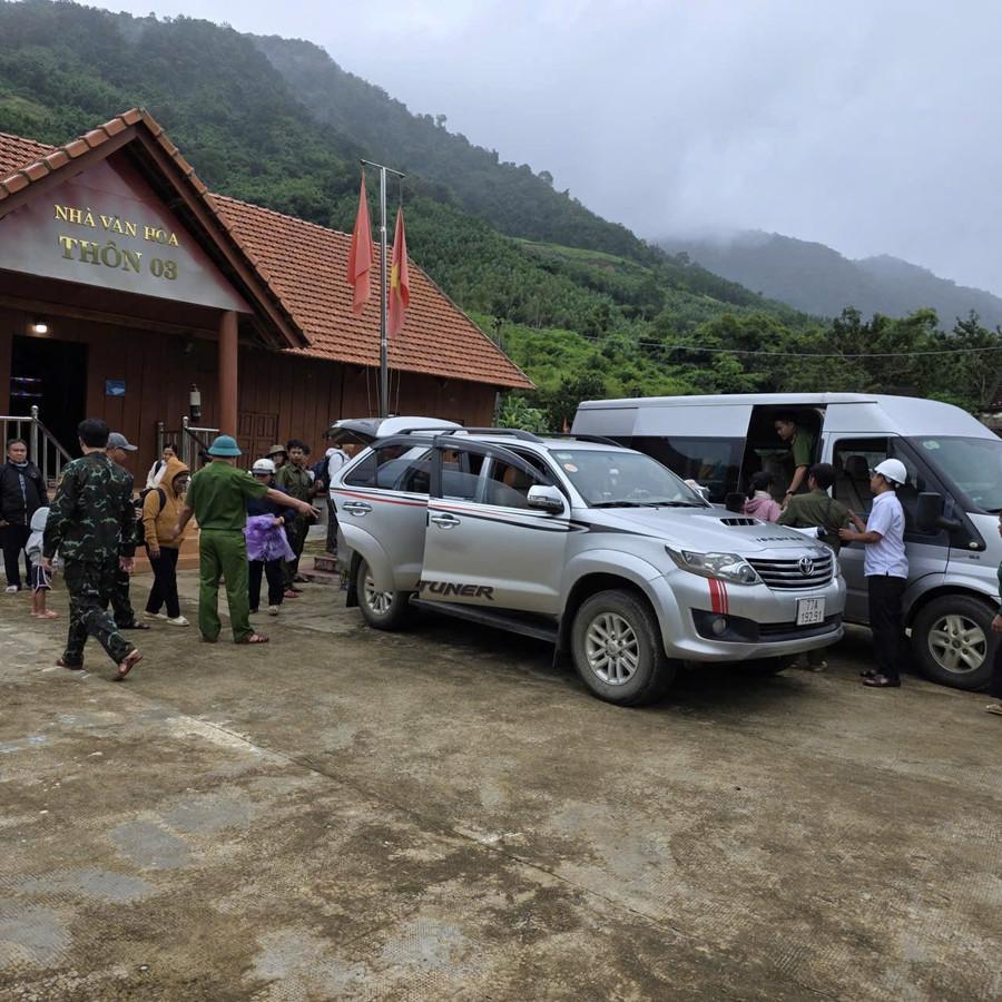 Người dân xã Vĩnh Sơn được sơ tán đến nơi an toàn. Ảnh: Kông Tuấn vinh-son.jpg