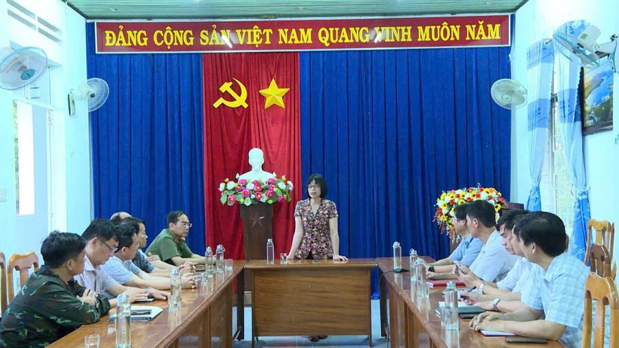 Đồng chí Phó Chủ tịch UBND tỉnh Nguyễn Thị Thanh Lịch chỉ đạo phòng chống bão số 13 tại xã Pờ Tó. Ảnh: Minh Trung dong-chi-pho-chu-tich-nguyen-thi-thanh-lich-chi-dao-phong-chong-bao-so-13-tai-xa-po-to.jpg