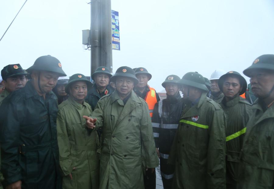 Phó Thủ tướng chỉ đạo chính quyền phường Quy Nhơn Đông thực hiện nghiêm các chỉ đạo về ứng phó bão của Trung ương, tỉnh. Ảnh: H.P pho-thu-tuong-kiem-tra-khu-vuc-bo-bien-o-khu-vuc-xa-nhon-hai-cu.jpg