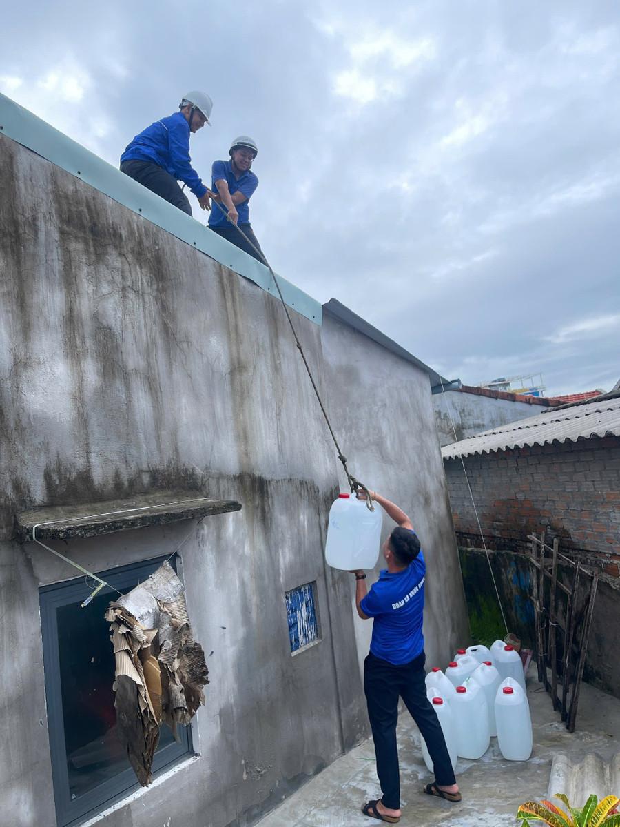 Thanh niên hỗ trợ người dân Nhơn Châu chằng chống nhà cửa. Ảnh: Thành Long giang-chong-bao-373.jpg