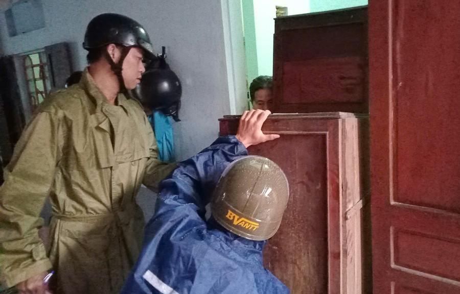 Lực lượng chức năng phường Quy Nhơn Đông hỗ trợ người dân sơ tán tránh bão. Ảnh: Ngọc Nhuận luc-luong-chuc-nang-phuong-quy-nhon-dong-ho-tro-nguoi-dan-di-doi-den-noi-tru-tranh-an-toanjpg.jpg