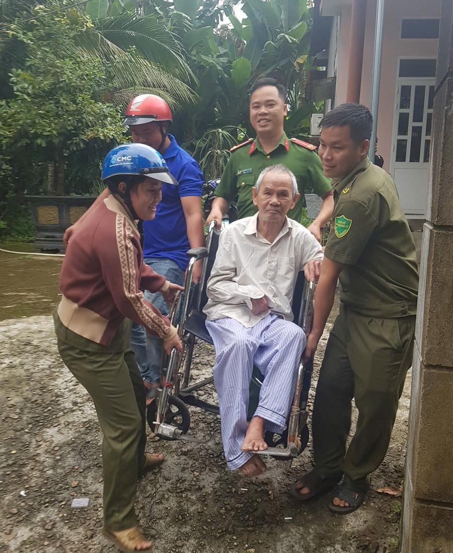 Cán bộ Công an hỗ trợ di dời người dân tránh bão tại xã Hoài Ân. Ảnh: Quý Hiền cong-an-hoai-an.jpg