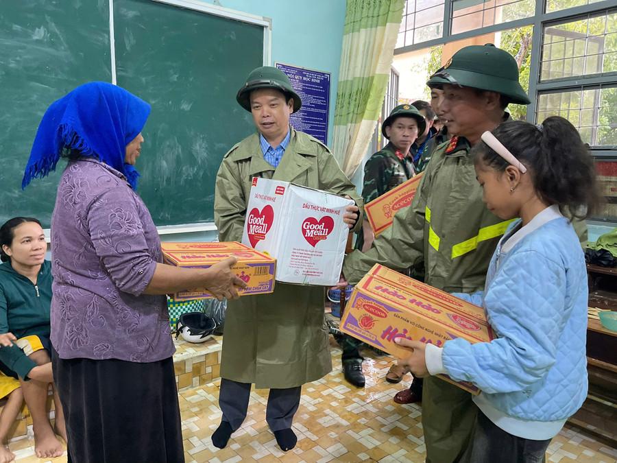 Phó Chủ tịch UBND tỉnh Nguyễn Hữu Quế (thứ 2 từ trái sang) đến thăm, tặng quà cho người dân buôn Nu (xã Uar) đang tránh bão tại Trường THPT số 2 Nguyễn Du. Ảnh: Vũ Chi pho-chu-tich-ubnd-tinh-nguyen-huu-que-thu-2-tu-trai-sang-den-tham-tang-qua-cho-nguoi-dan-buon-nu-xa-uar-dang-tranh-bao-tai-truong-thpt-so-2-nguyen-du-anh-vu-chi.jpg