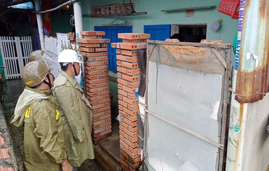Lãnh đạo phường Quy Nhơn Đông đến vận động người dân sống dọc kè chắn sóng Nhơn Hải di dời đến nơi an toàn. Ảnh: Ngọc Nhuận lanh-dao-phuong-quy-nhon-dong-den-nha-dan-song-doc-ke-chan-song-nhon-hai-van-dong-ba-con-so-tanjpg.jpg