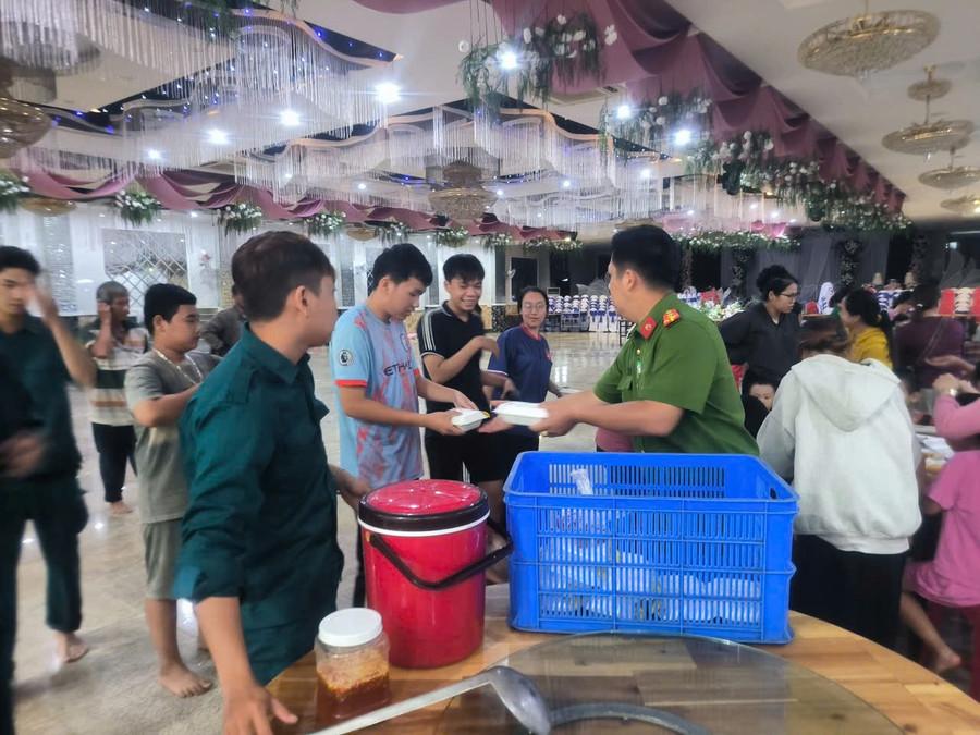 Công an phường Bình Định cùng các lực lượng phục vụ cơm trưa cho người dân. Ảnh: ĐVCC ca-phuong-binh-dinh.jpg