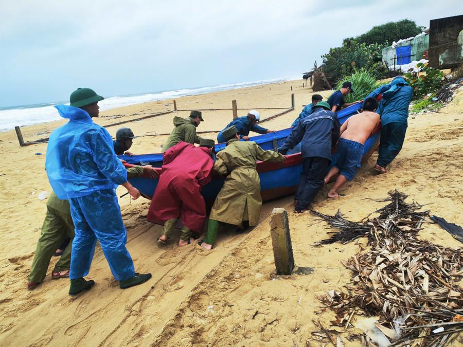 Hỗ trợ ngư dân xã Phù Mỹ Bắc di dời tài sản, phương tiện đến nơi an toàn. Ảnh: Văn Tòng xa-phu-my-bac.jpg