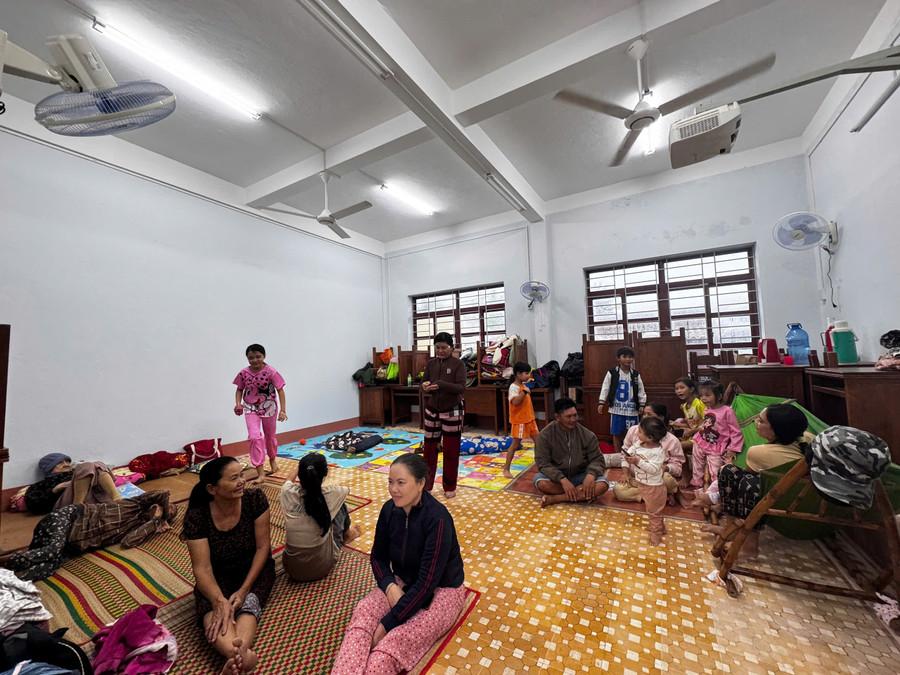 Người dân xã đảo Nhơn Châu được sơ tán đến nơi an toàn tránh trú bão. Ảnh: Thành Long nhon-chau-tru-bao-1.jpg