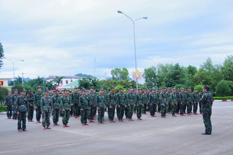 Cán bộ chiến sĩ Lữ đoàn 368 chuẩn bị lên đường làm nhiệm vụ vào sáng sớm 6-11. Ảnh: Huyền Trang xuat-phat-sang-6-11.jpg