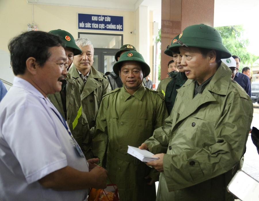 Phó Thủ tướng trao quà chống bão cho bệnh viện và tiền hỗ trợ các bệnh nhân đang điều trị tại bệnh viện. Ảnh: H.P img-7227.jpg