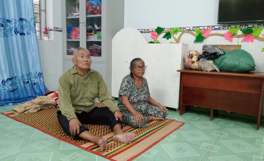 Sáng 6-11, vợ chồng bà Nguyễn Thị Dư, ở khu phố Hải Nam, phường Quy Nhơn Đông đã di chuyển đến trú tránh tại Trường Mần non Nhơn Hải. Ảnh: Ngọc Nhuận vo-chong-ba-nguyen-thi-du-den-tru-tranh-tai-truong-mam-non-nhon-haijpg.jpg