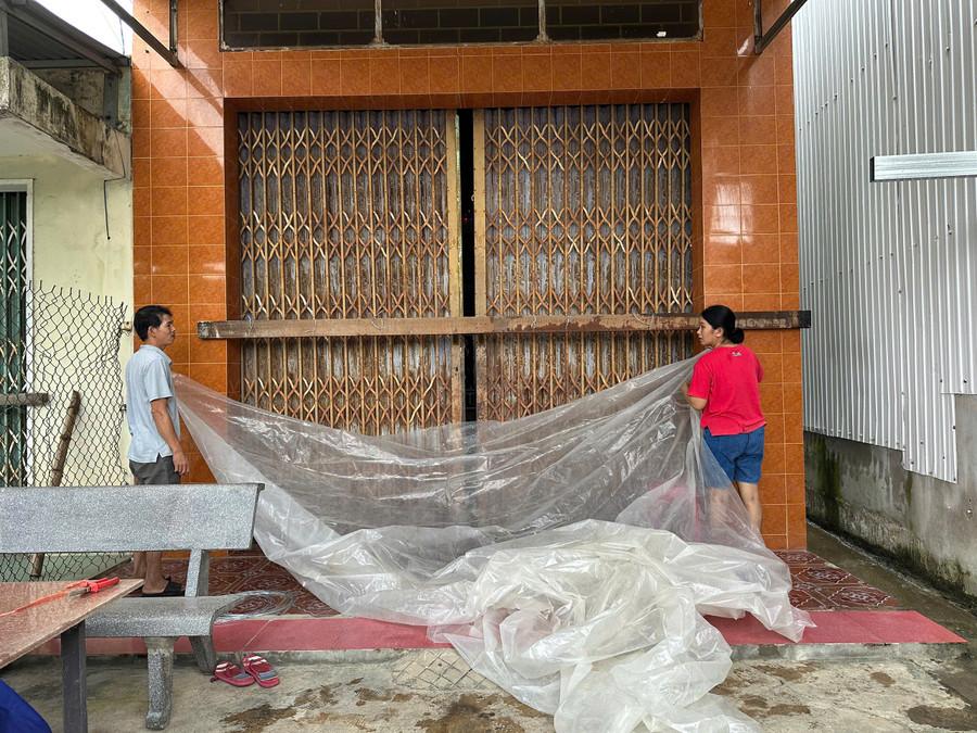 Người dân Tuy Phước Đông che chắn nhà cửa trước bão số 13. Ảnh: Thảo Khuy z7194231418446-83872f01366f89adedfad83586ab24a8.jpg
