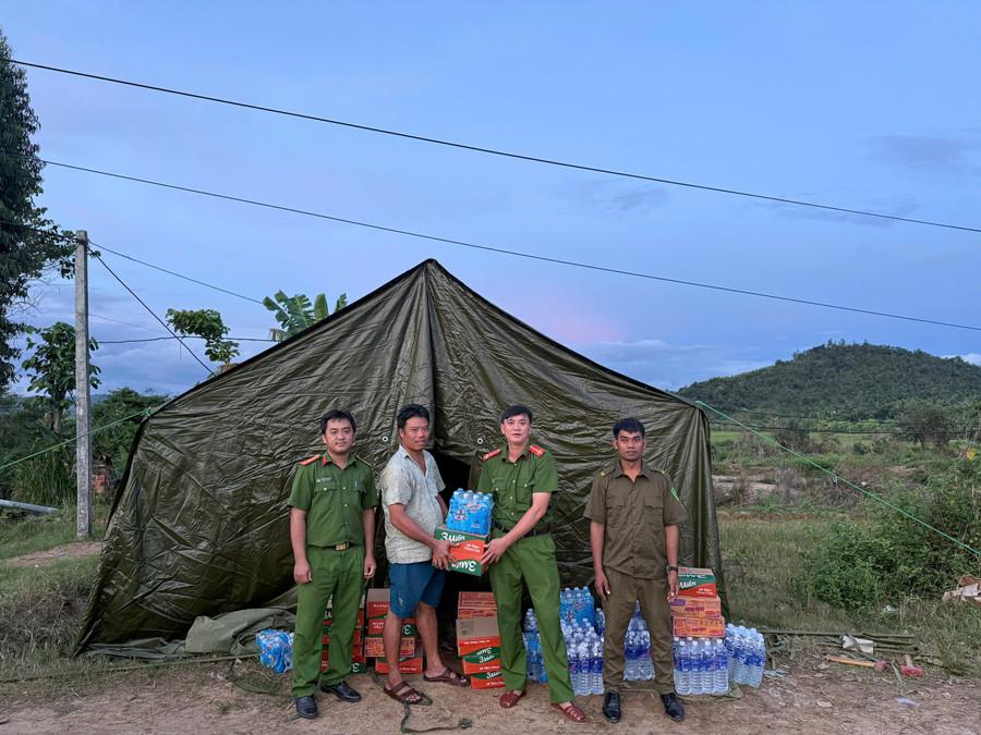 Lực lượng Công an xã Ia Pa thành lập Sở chỉ huy lâm thời tiền phương tại địa điểm xung yếu, có nguy cơ cô lập cao trên đường vào đập tràn thôn Mơ Năng 2 (xã Ia Pa). Ảnh: Hòa Bình ia-pa.jpg