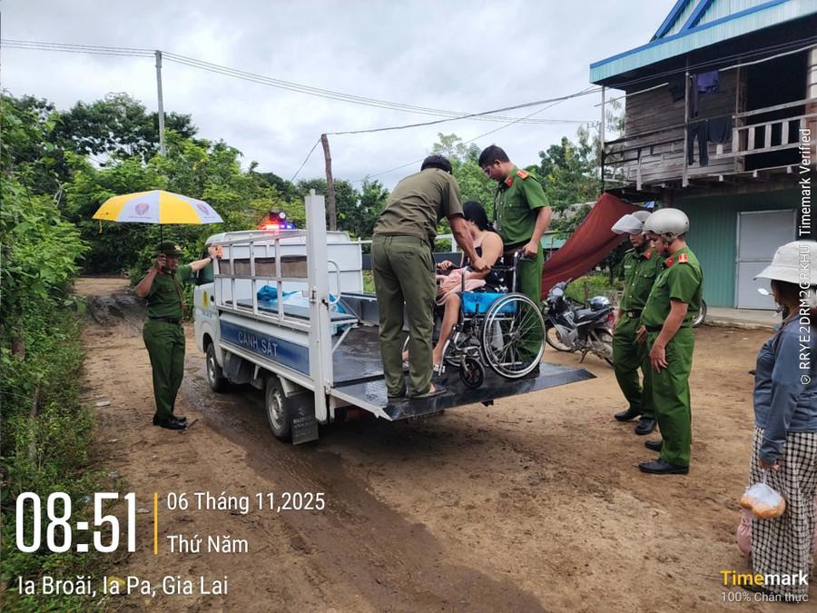 Các địa phương khu vực phía Tây di dời dân cư khỏi vùng có nguy cơ ngập lụt. Ảnh: ĐVCC z7194056964343-f43a2ffda32c37cc82a94111390f8eff.jpg