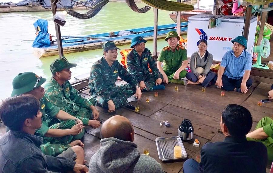 Xã Ia O cùng các lực lượng chức năng vận động người dân di dời đến nơi an toàn để tránh bão. Ảnh: ĐVCC trieu.jpg