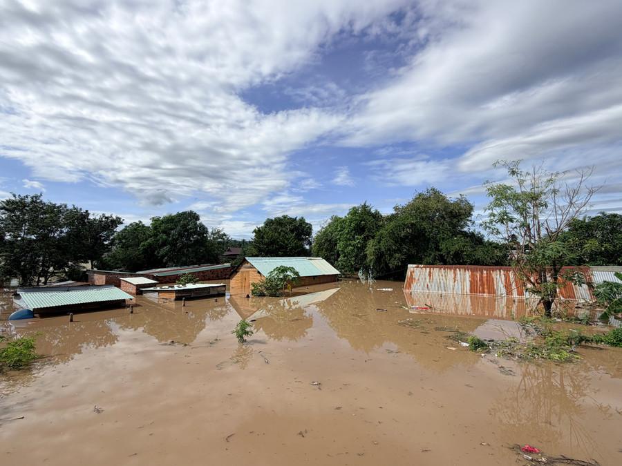 Hàng trăm ngôi nhà ở phường Ayun Pa chìm trong biển nước. Ảnh: Văn Ngọc hang-tram-ngoi-nha-o-phuong-ayun-pa-chim-trong-bien-nuoc-anh-van-ngoc.jpg