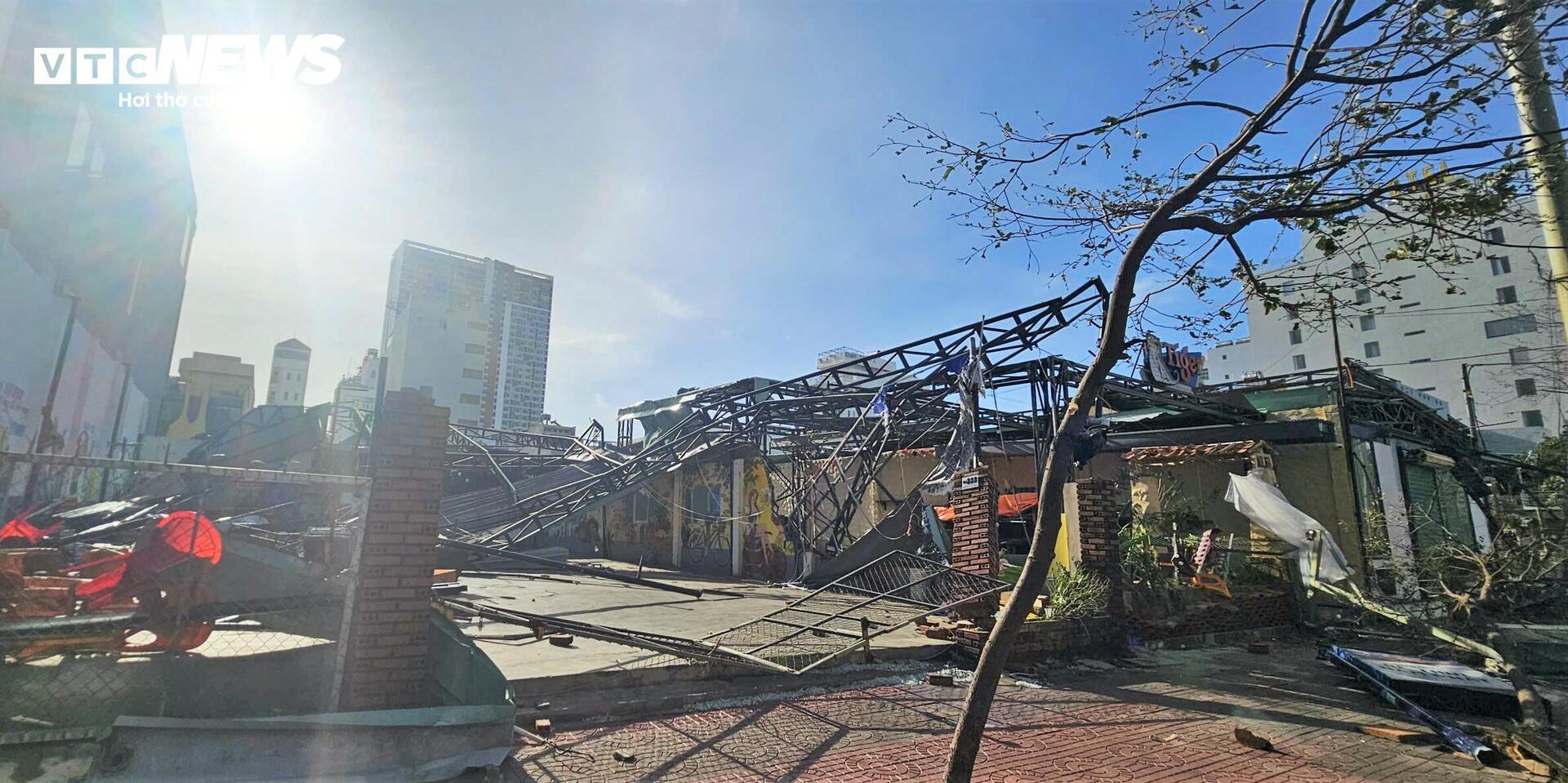 Gia Lai tan hoang sau bão Kalmaegi: Nhà tốc mái đổ sập, cây bật gốc hàng loạt - 7