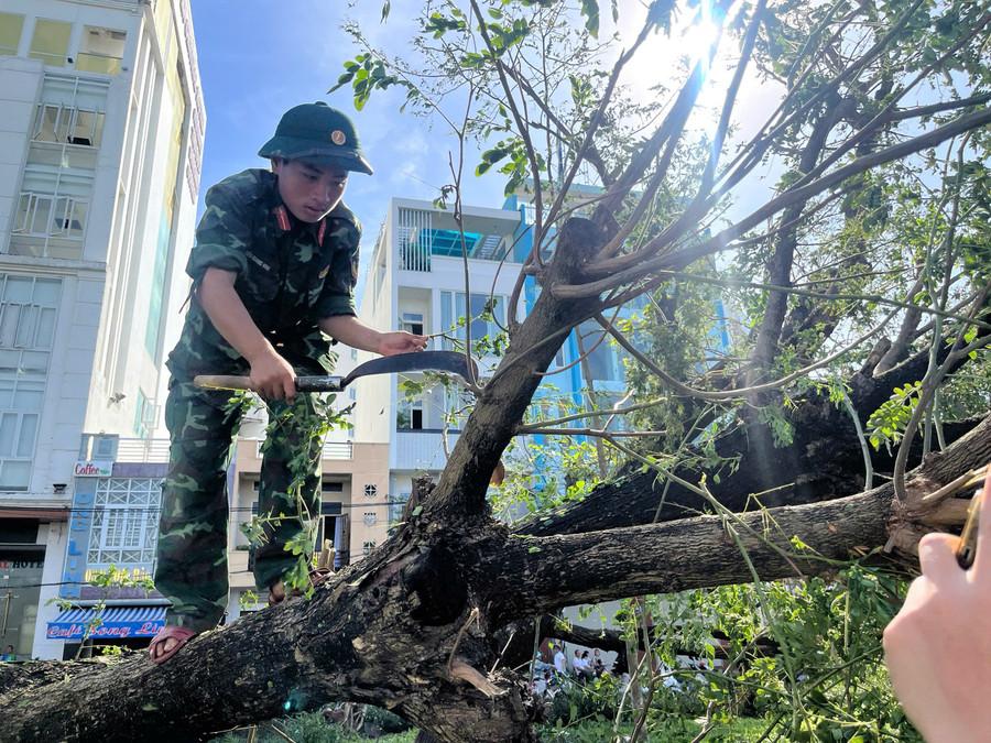 Bộ đội cắt tỉa, dọn dẹp cây xanh bị ngã đổ trên đường phố. Ảnh: H.P z7197533009458-16a93d9885789b11775d807ceef0618c.jpg
