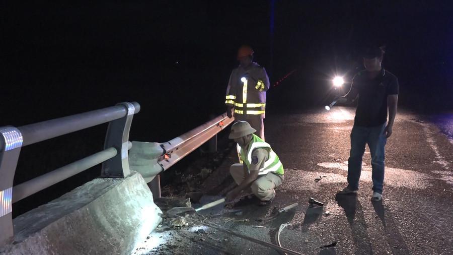 CSGT Công an tỉnh chặt các sợi cáp giăng ngang trên QL 19 B do cột điện bị đổ ngã sau bão số 13. Ảnh: Quốc Hùng csgt-cong-an-tinh-chat-cac-soi-cap-giang-ngang-tren-ql-19-b-do-cot-dien-bi-do-nga-sau-bao-so-13.jpg