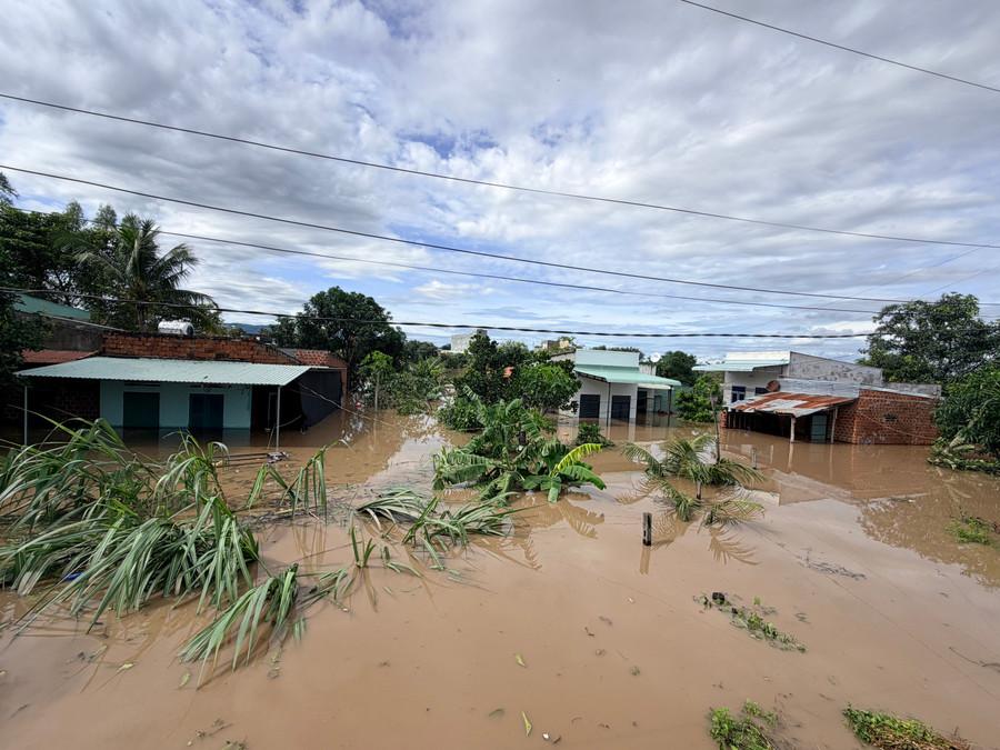 Người dân đã kịp thời sơ tán trước khi nước lũ gây ngập nặng. Ảnh: Văn Ngọc nguoi-dan-da-kip-thoi-so-tan-truoc-khi-nuoc-lu-gay-ngap-nang-anh-van-ngoc.jpg