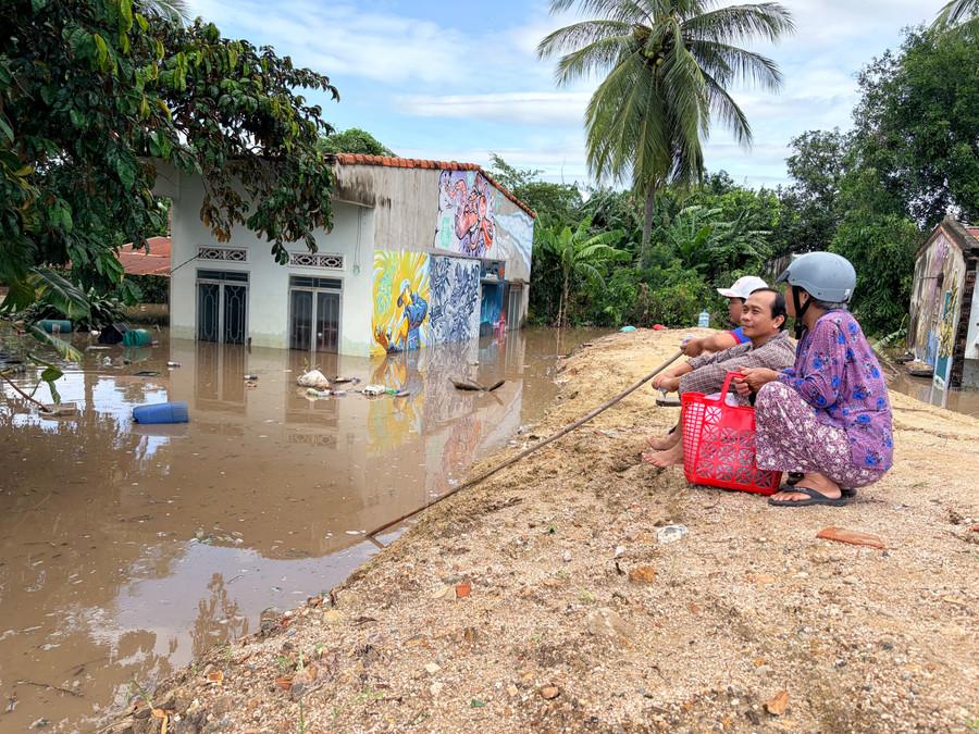 Người dân trông chờ nước rút để trở về nhà. Ảnh: Văn Ngọc nguoi-dan-trong-cho-nuoc-rut-de-tro-ve-nha-anh-van-ngoc.jpg