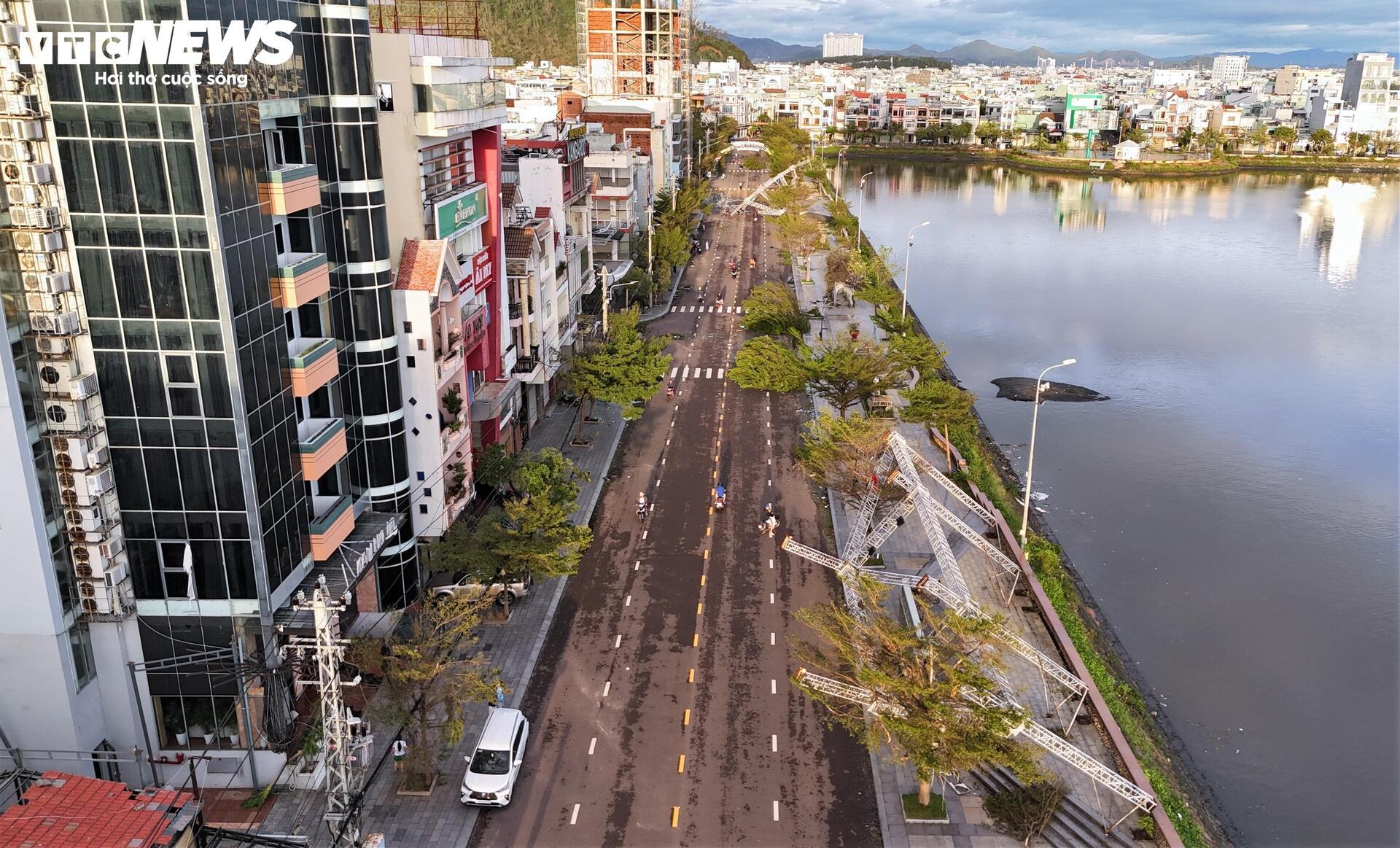 Gia Lai tan hoang sau bão Kalmaegi: Nhà tốc mái đổ sập, cây bật gốc hàng loạt - 1