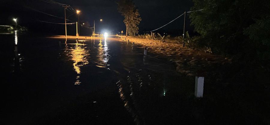 Nước tại cầu Quý Đức (phường Ayun Pa) lên nhanh khiến giao thông tê liệt. Ảnh: Văn Ngọc nuoc-tai-cau-quy-duc-tai-phuong-ayun-pa-da-len-nhanh-khien-giao-thong-te-liet-anh-van-ngoc.jpg