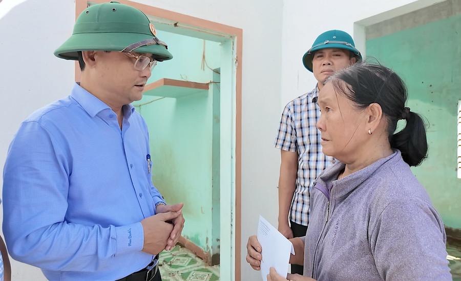 Phó Chủ tịch UBND tỉnh Nguyễn Tự Công Hoàng động viên gia đình bà Võ Măng (phường Hoài Nhơn Đông. Ảnh: Ánh Nguyệt pho-chu-tich-ubnd-tinh-dong-vien-gia-dinh-ba-vo-mang-phuong-hoai-nhon-dong.jpg