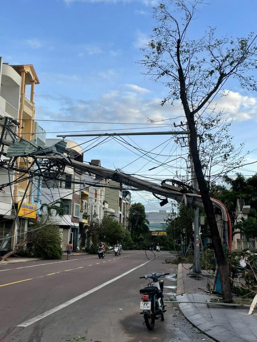 Cây xanh, trụ đèn ngã đổ khắp nơi. Ảnh: Lê Cường khac-phuc-hau-qua-bao-so-13-2-7419.jpg