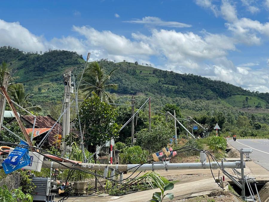 Trụ điện ngã đổ gây mất điện trên diện rộng. Ảnh: Phương Dung z7198147300393-d2d5d642bbc6ee664c84e1fa4e16bdf9.jpg