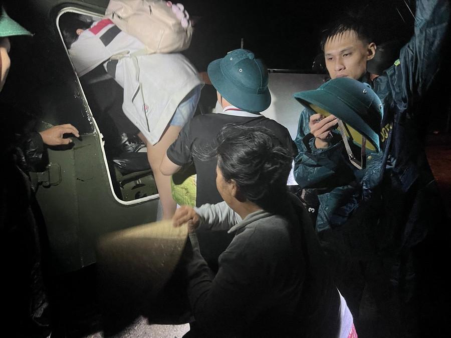 Lực lượng quân đội đưa người dân đến nơi an toàn trong tối 7-11. Ảnh: H.P z7197687073122-fc0c761e04e5a0397a401ee5f19815fb.jpg