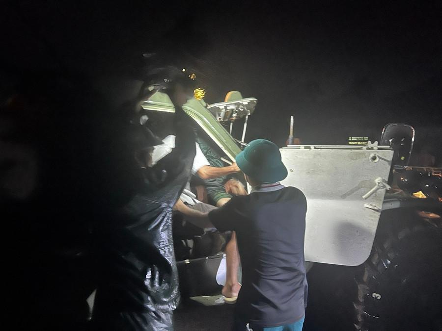 Xe thiết giáp được điều động để ứng cứu người dân trong thời điểm bão vào. Ảnh: H.P z7197687117452-e77a6f3bf95178c8c16806750c0ee0ab.jpg