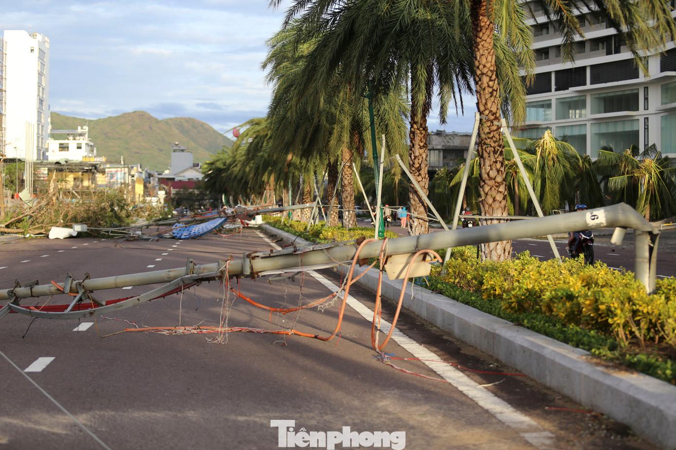 Các trụ đèn điện giao thông cũng bị gió quật ngã nằm la liệt, chắn ngang đường gây cản trở giao thông. Ảnh: Trương Định. tp-17.jpg