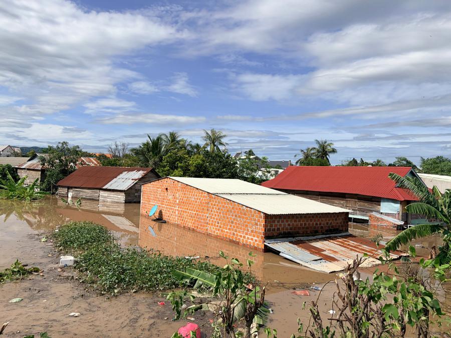 Nhiều ngôi nhà bị ngập 1-2 m ở các vùng trũng thấp thuộc lưu vực sông Ba. Ảnh: Văn Ngọc nhieu-ngoi-nha-bi-ngap-1-2-m-o-cac-vung-trung-thap-thuoc-luu-vuc-song-ba-anh-van-ngoc.jpg