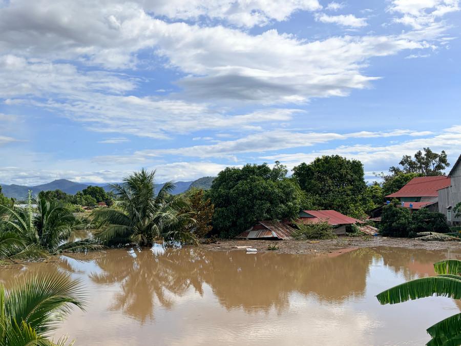 Nhiều mái nhà chìm trong biển nước do lũ đổ về. Ảnh: Văn Ngọc nhieu-mai-nha-chim-trong-bien-nuoc-do-lu-do-ve-anh-van-ngoc.jpg