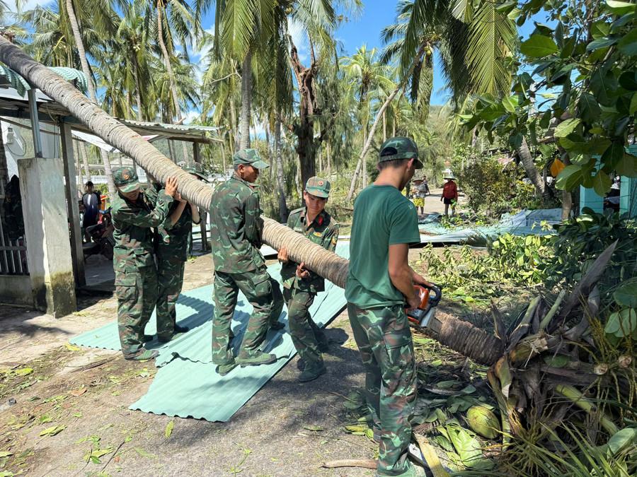 Khu vực Quy Hòa có rất nhiều cây xanh bị ngã đổ. Ảnh: H.P bo-doi-ra-quan-khac-phuc-hau-qua-bao-so-13.jpg